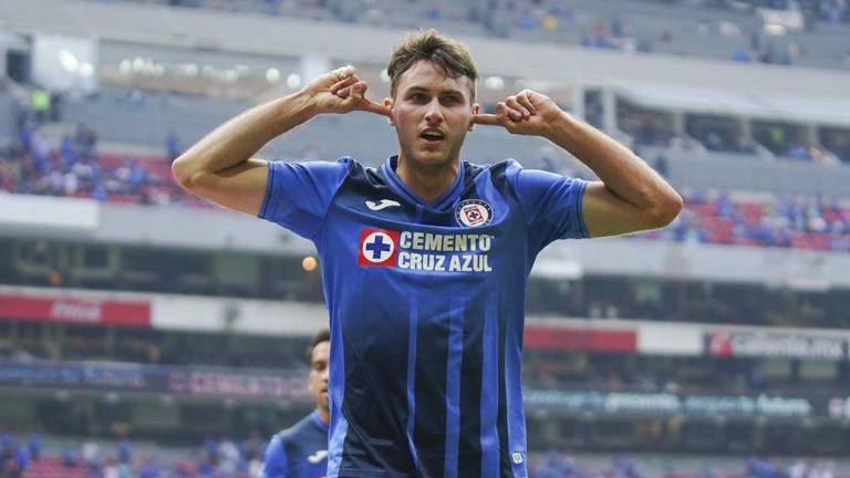 Santiago Giménez festeja su gol.