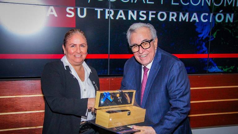 Durante la conferencia, el gobernador expuso diversos aspectos relacionados con el contexto político, social y económico de Sinaloa.