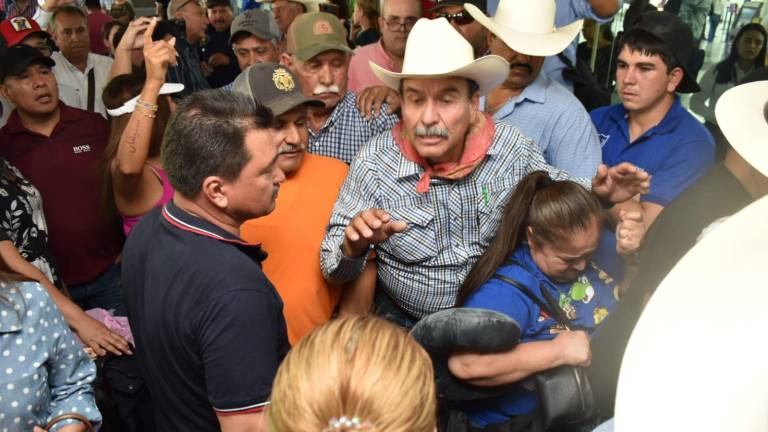 Los usuarios reclamaron a los productores agrícolas manifestantes de afectarlos sin motivo, pues no están involucrados en sus peticiones.