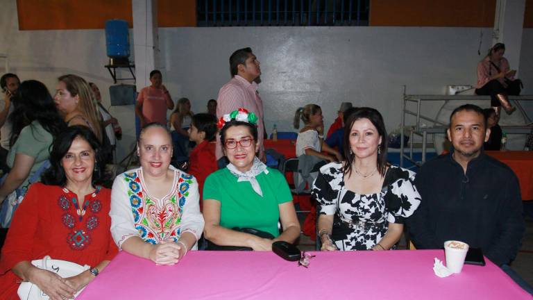 Disfruta la Escuela Activa Integral una divertida noche mexicana