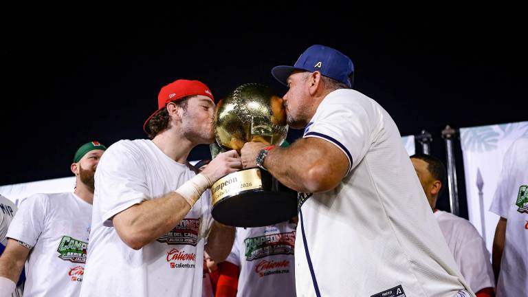 Mateo y Benjamín Gil celebran con el trofeo de la Serie del Caribe.
