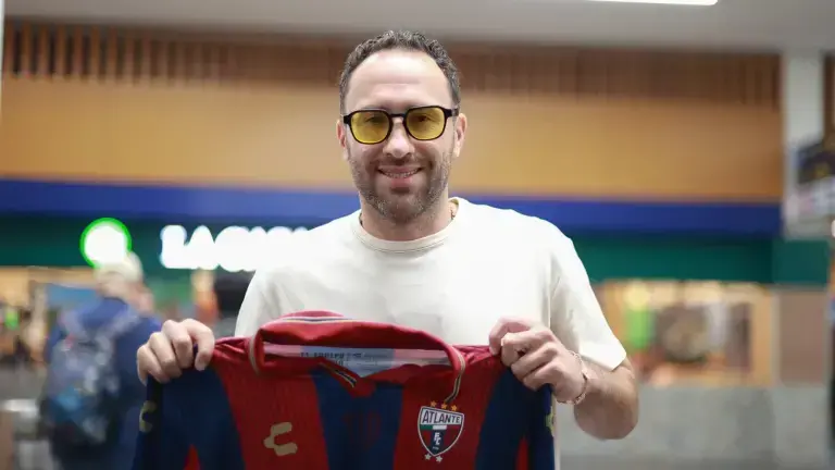 David Ospina sigue ligado al Atlante, pero su futuro está en pausa.