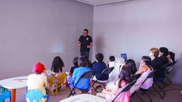 David Esquivel, presidente de la SAMAZ, impartió la charla-taller y guió a más de una docena de niños en un fascinante recorrido por el cielo nocturno.