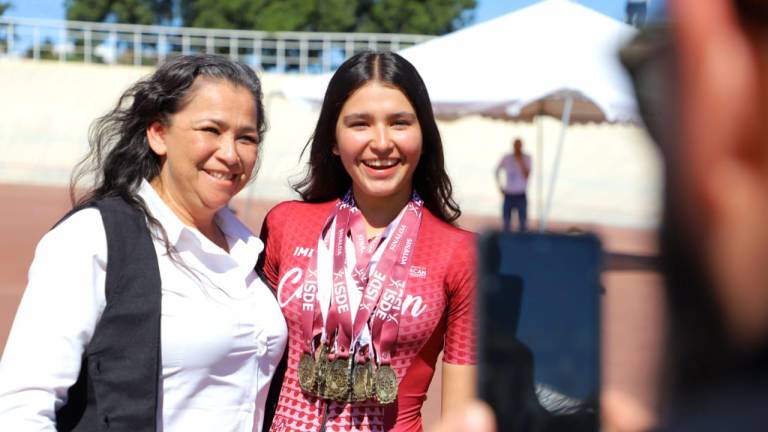 Akary Sayuri Valenzuela Urrea dedica sus triunfos a su entrenador y a su mamá.