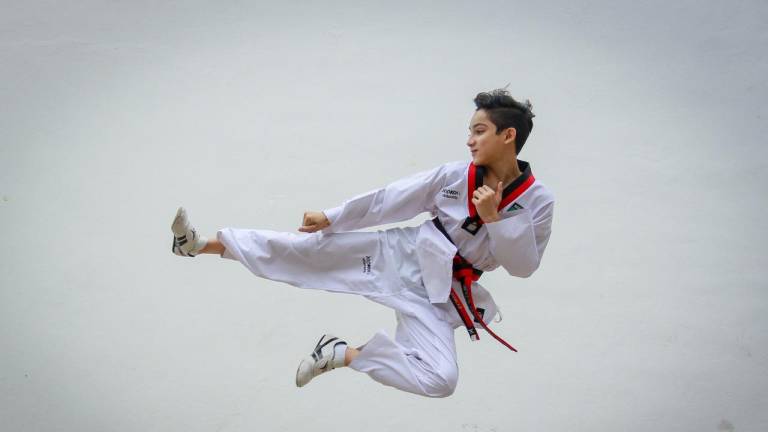 Carlos Emilio Báez Robles es un joven taekwondoín de 13 años.
