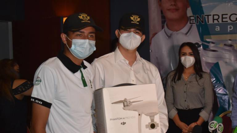 Los jóvenes alumnos recibieron el equipo de drones para estudiar la carrera técnica.