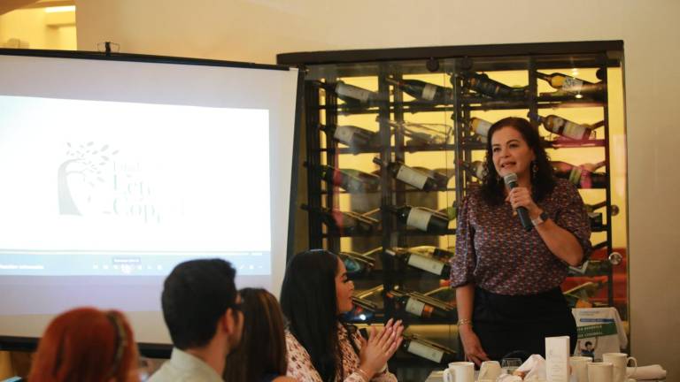 Connie Velarde Juárez da los pormenores del evento.