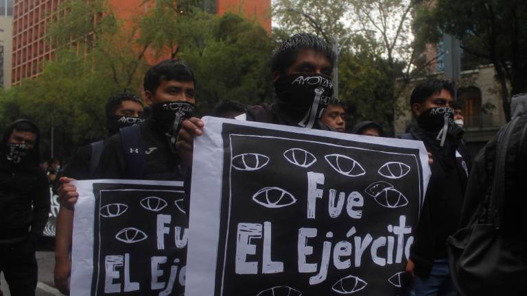 Desde la desaparición de los normalistas en 2014, en cada marcha se recuerda la responsabilidad del Ejército en los hechos. Las familias continúan exigiendo, como lo solicitó el GIEI, que abran sus archivos.