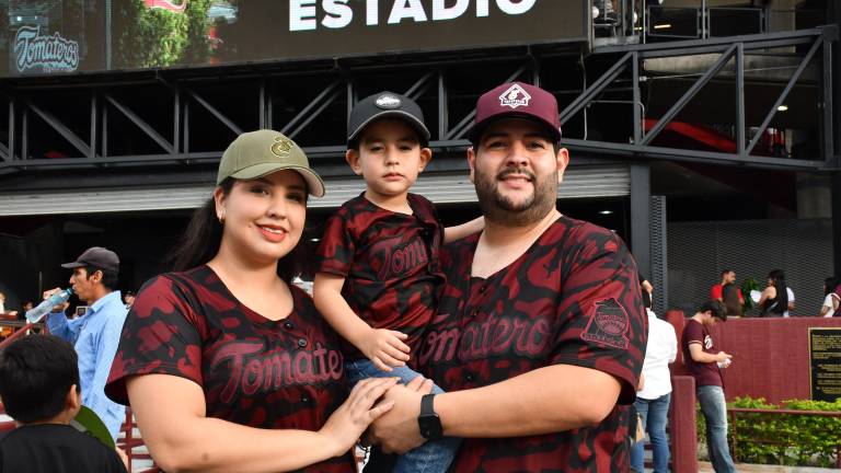 María José González y Saúl Castañeda con el pequeño Maximiliano.