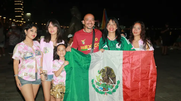 La Familia Anaya Uribe, de Coahuila, festeja en el puerto el triunfo de la Selección Nacional.