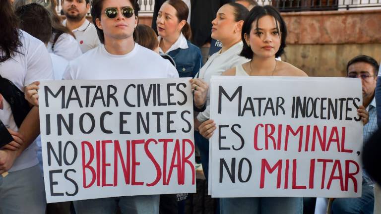Vestidos de blanco y con pancartas, familiares y ciudadanos marchan por las calles de Culiacán para exigir justicia para Fernando Alan.