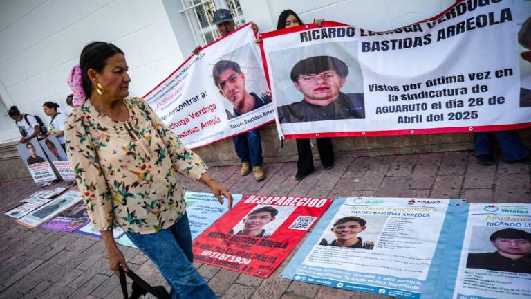 En Culiacán, familiares de Ricardo y Ramsés se manifiestan en Palacio Municpal a un año de haber sido desaparecidos en Aguaruto por parte de elementos de la Policía Municipal.