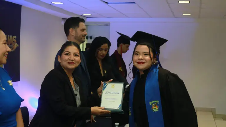 Celebran graduación alumnos de la Preparatoria Antonio Rosales