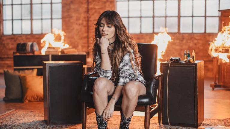 Kany García lanza ‘La siguiente’ junto Christian Nodal.