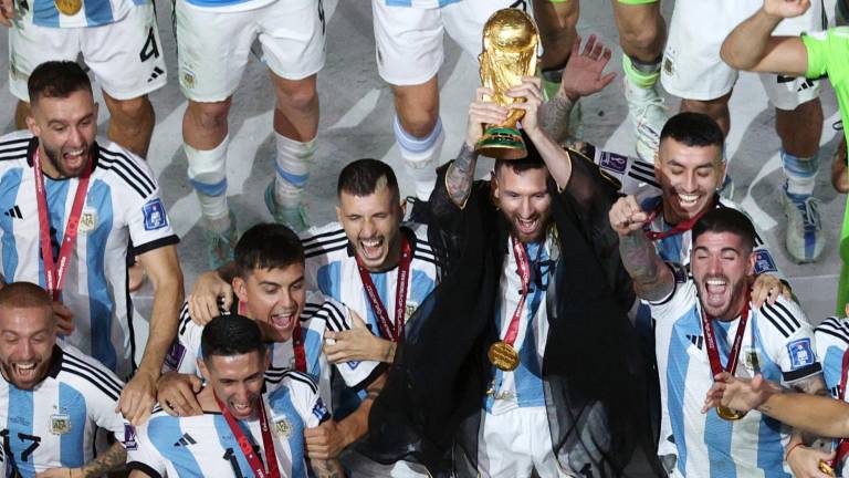 Lionel Messi y el resto de los jugadores argentinos, con el trofeo obtenido el pasado domingo.