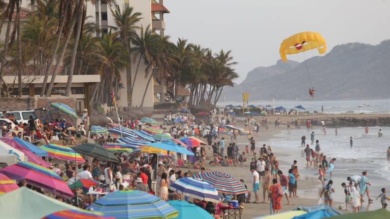 Luce Mazatlán lleno de turistas; playas y vialidades concurridas