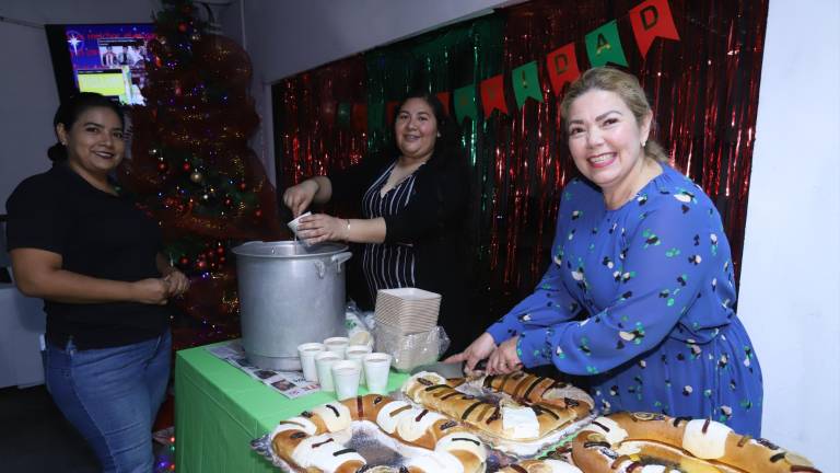 Olga Solís, Amanda Aragón y Elizabeth Peraza al momento de servir el chocolate y la rosca.