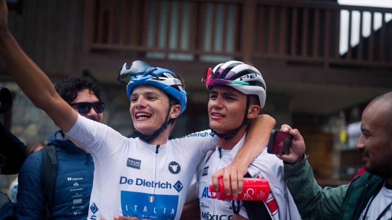 Isaac del Toro (derecha) se convirtió en el primer mexicano que gana el Tour del Porvenir.