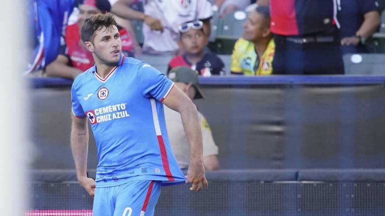 Santiago Giménez anotó el gol del empate y luego anotó el penalti del triunfo para Cruz Azul.