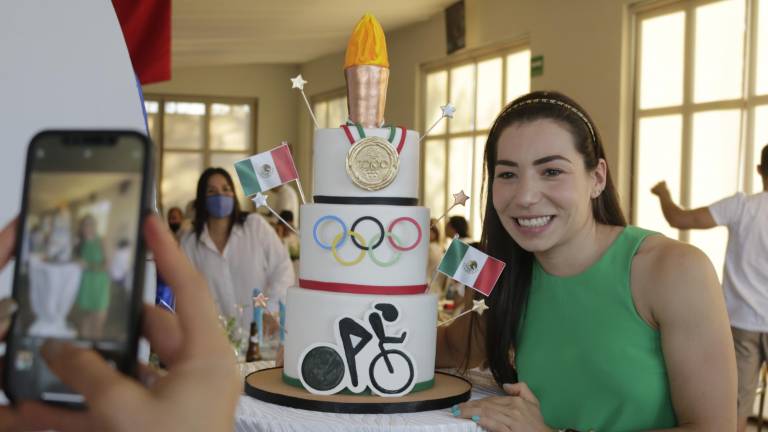 Con un ameno convivio reciben a Luz Daniela Gaxiola González.