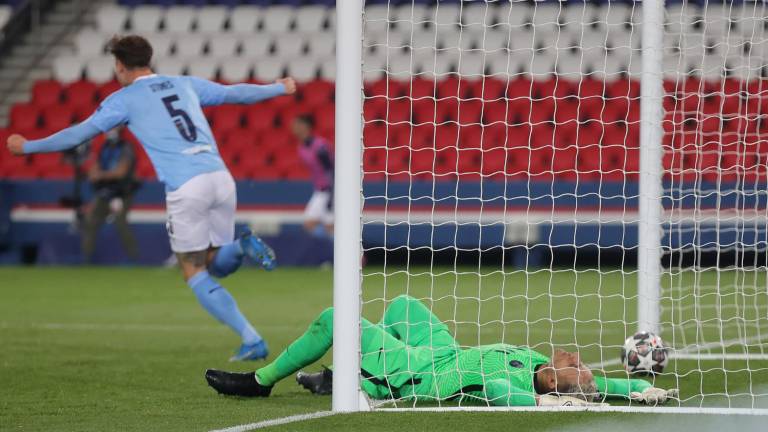 Keylor Navas queda tendido en el césped tras recibir el segundo gol del Manchester City.