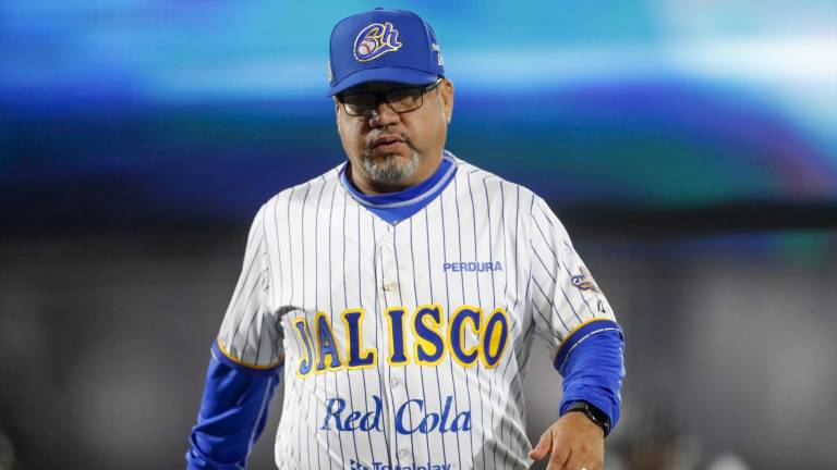 Roberto Vizcarra es cesado por malos resultados.