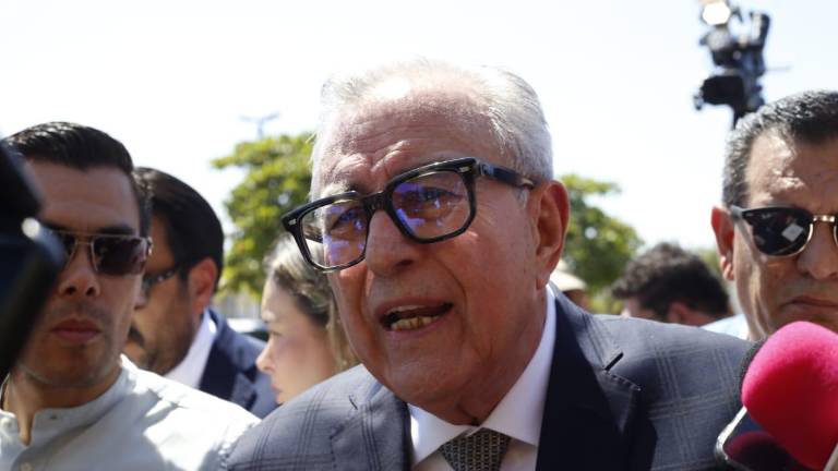 El Gobernador Rubén Rocha Moya junto a Annie Pardo Cemo, quien recibió el doctorado Honoris Causa de la UAS.