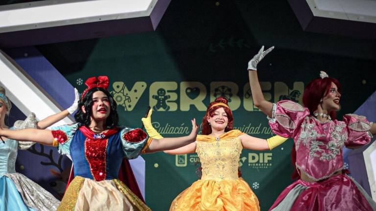 La puesta en escena, que resultó un éxito rotundo, logró cautivar a niñas, niños y jóvenes por igual, transformando el recinto en un escenario digno de un cuento de hadas.