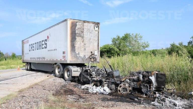 El conductor de la vagoneta murió tras el fuerte impacto contra un tráiler en la Tepic-Mazatlán.