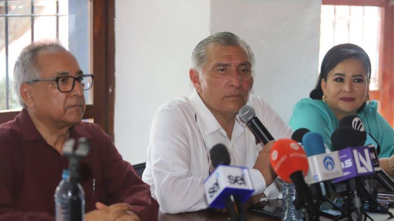 Adán Augusto López Hernández visitó Mazatlán y encabezó a una conferencia de prensa antes de seguir con su gira por el estado.