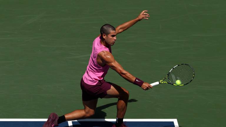 Carlos Alcaraz vence en tres sets al italiano Luciano Darderi.