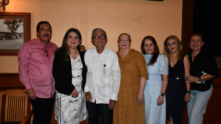 Gilberto Martínez, Tania Clarissa Medina, María Esther López, Florencio Medina, Lucia Medina, Cynthia Medina y María Esther Medina.