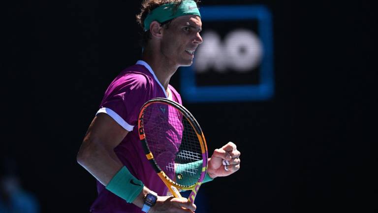 Rafael Nadal se sobrepone a problemas físicos para meterse a semifinales en Australia