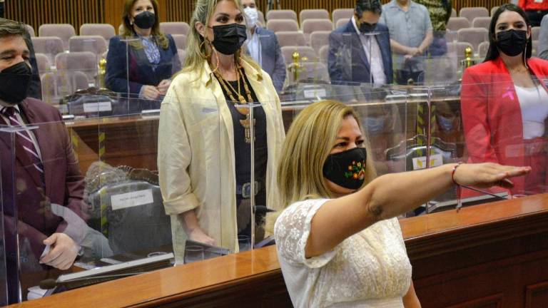 Evangelina Llanes Carreón rindió protesta ante el Pleno del Congreso como Presidente municipal sustituta de Guasave.