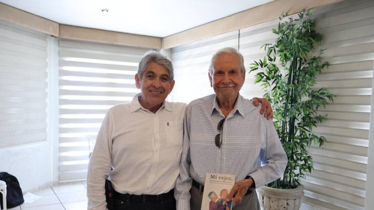 El doctor José de Jesús Valencia junto a Napoleón Bernal, quien es suscriptor de Noroeste desde hace muchos años.