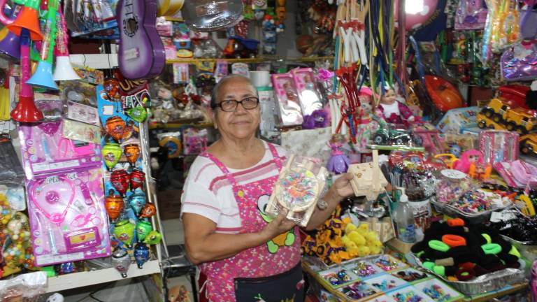 Olga Leticia se mantiene como guardiana de los juguetes tradicionales en Rosario