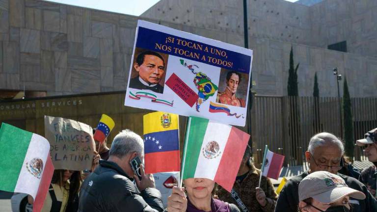 Manifestantes se concentraron frente a la embajada de Estados Unidos en la Ciudad de México con consignas contra la intervención militar en Venezuela.