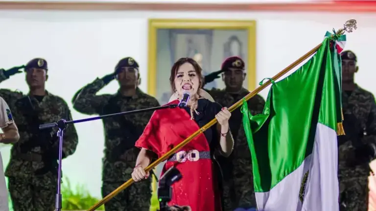 Grecia Quiroz encabezó en Uruapan, Michoacán, la ceremonia del Grito de Independencia.