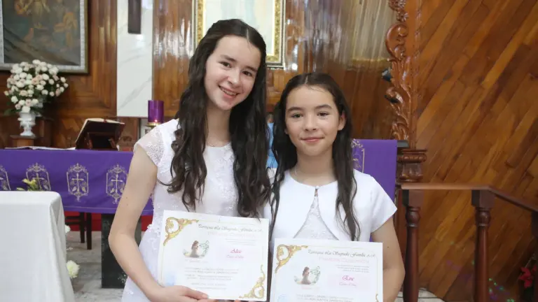 Alice y Eva Torres Carias reciben el bautismo, confirmación y primera comunión en la Parroquia La Sagrada Familia.