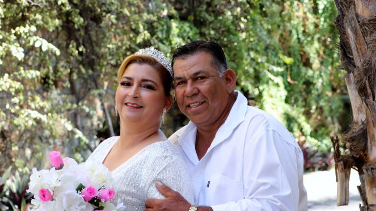 Maricela Osuna de Garzón y Pablo Garzón Ontiveros festejan sus bodas de plata.
