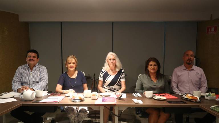 Juan José Rodríguez, Estela Margarita Arroyo, Olga María Enciso, Laura Quevedo y Raúl Aguilar, dieron a conocer a los ganadores del Premio Binacional Valladolid a las Letras.