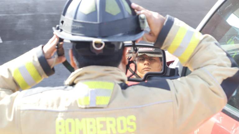 En esta Nochebuena, David y sus compañeros permanecen atentos en las cuatro estaciones de Bomberos Voluntarios de Mazatlán, listos para responder ante cualquier llamado.