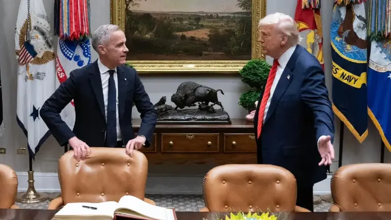 El Primer Ministro de Canadá, Mark Carney, y el Presidente de EU, Donald Trump, mantienen posturas encontradas ante la escalada de la disputa comercial entre ambos países.
