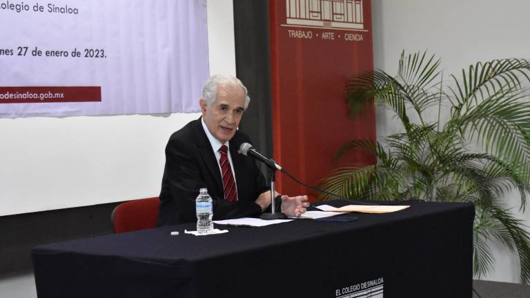 Diego Valadés comparte la charla Política y Derechos humanos en el Colegio de Sinaloa.