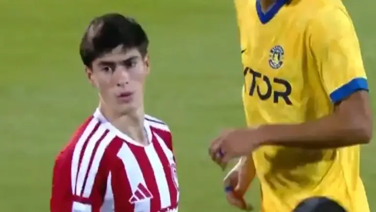 Armando ‘Hormiga’ González debuta en el futbol de Grecia.