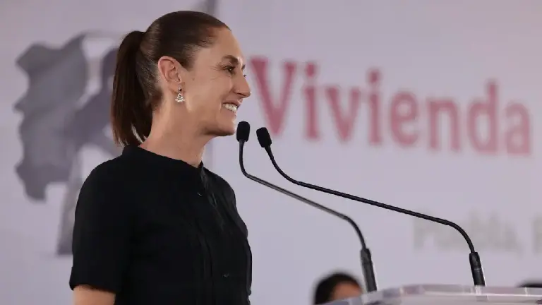 Claudia Sheinbaum encabezó en Puebla una entrega de viviendas, escrituras y constancias de finiquito de créditos.