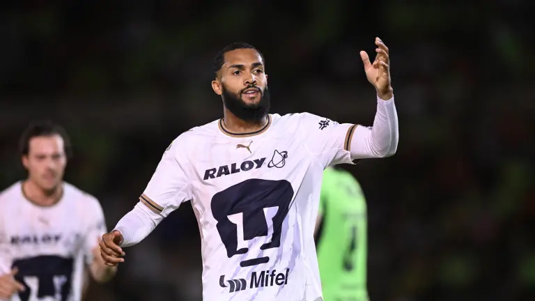 Juninho firma hat-trick.