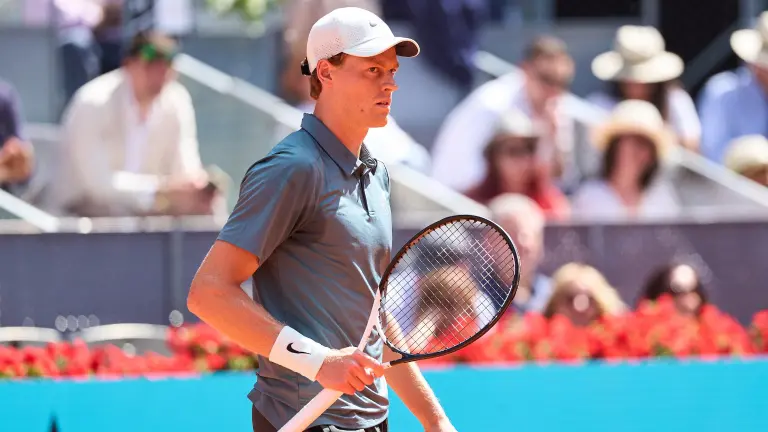 Jannik Sinner vence en dos sets al francés Arthur Fils.