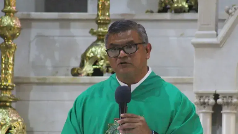 El sacerdote advirtió que el debilitamiento de las familias favorece el surgimiento de problemáticas sociales.