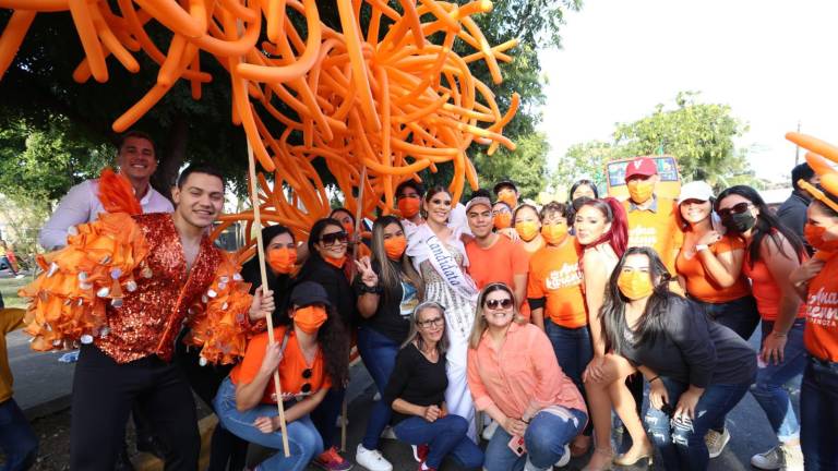 Las candidatas, junto a sus porras, disfrutan el recorrido.